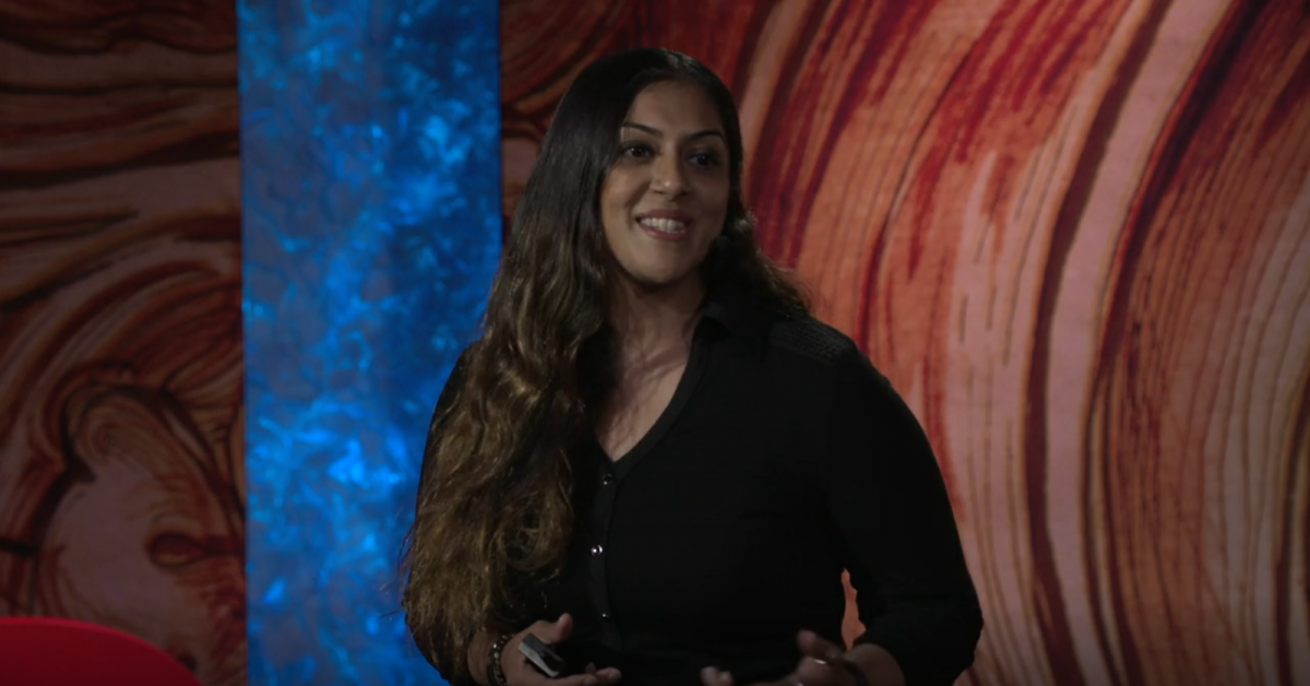 Amy Padnani tijdens haar TED Talk