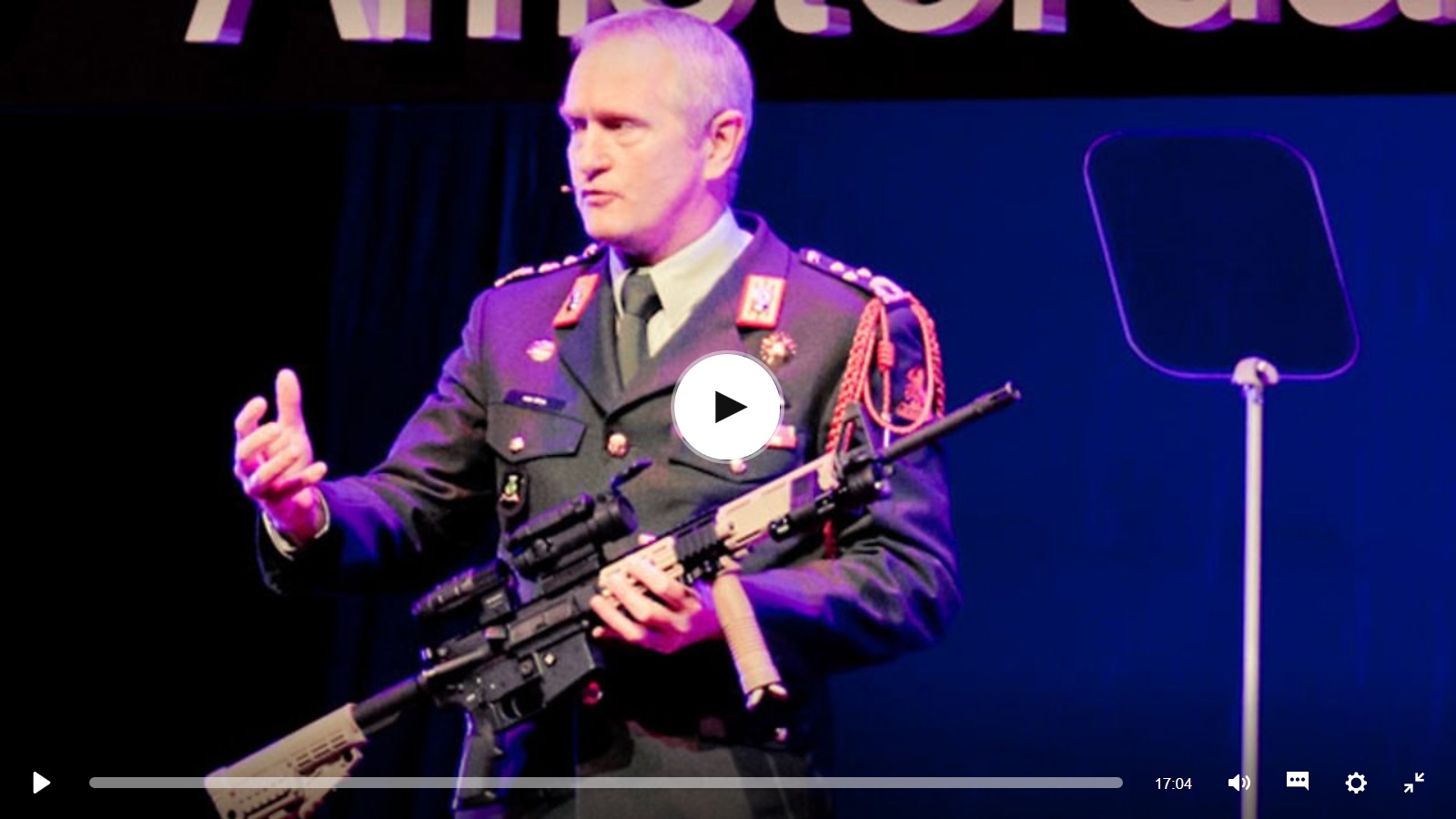 Ga naar de TED Talk van Peter van Uhm. Hij koos het geweer als instrument voor vrede en stabiliteit.