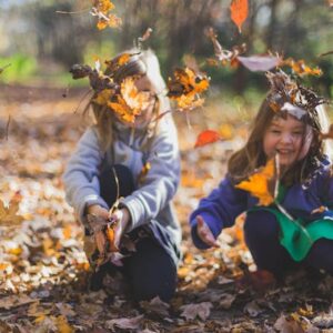 Kinderen spelen met herfstbladeren (Foto: Michael Morse, via Pexels)