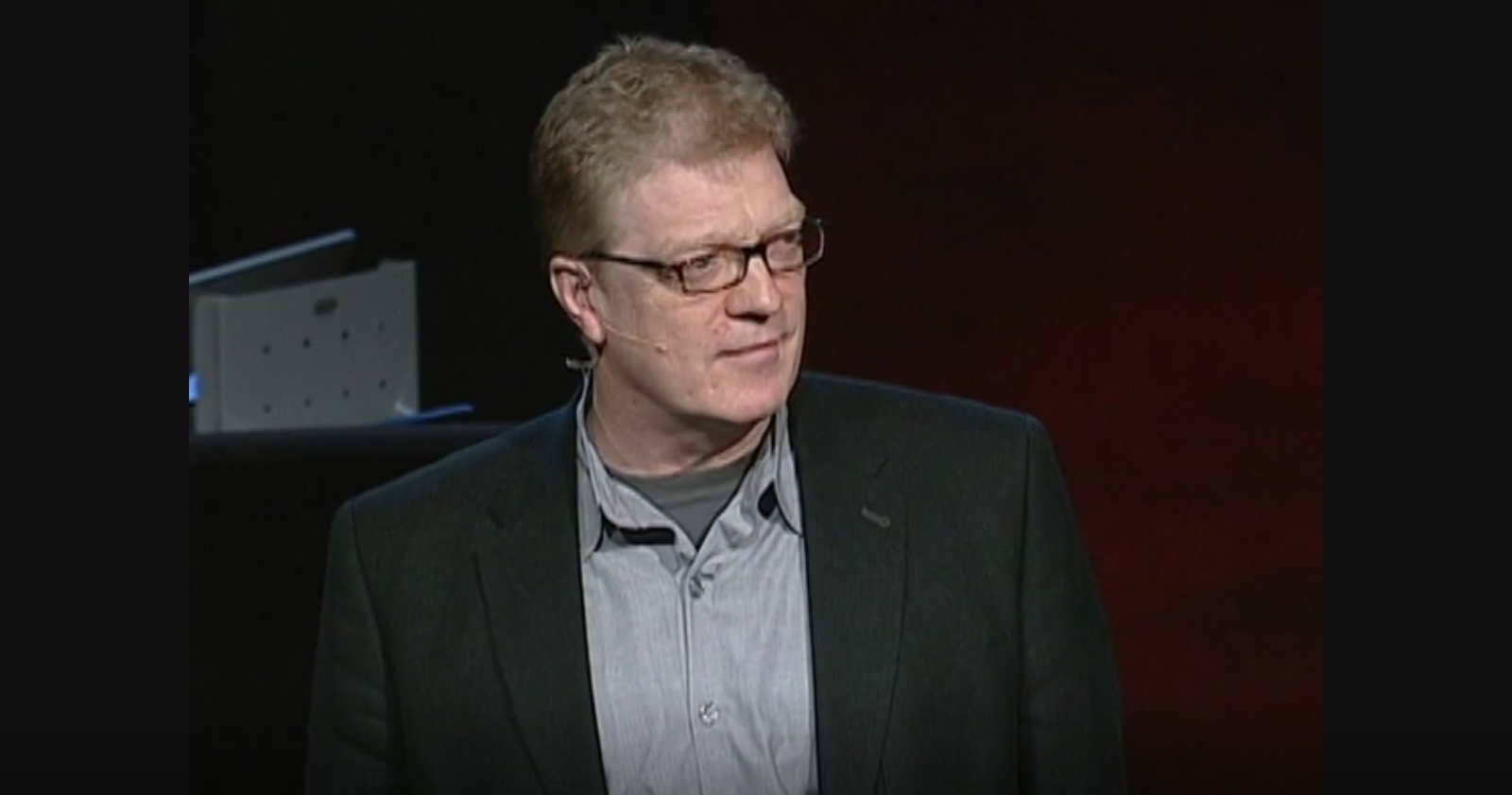 Sir Ken Robinson tijdens zijn Ted Talk. Luister naar de podcast.
