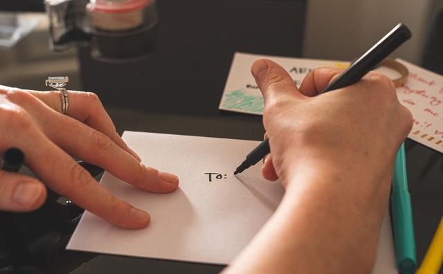 Iemand is een brief aan het addresseren: naar wie mag 'ie toe?