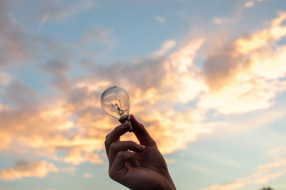 Hand met een gloeilamp als metafoor voor innovatie